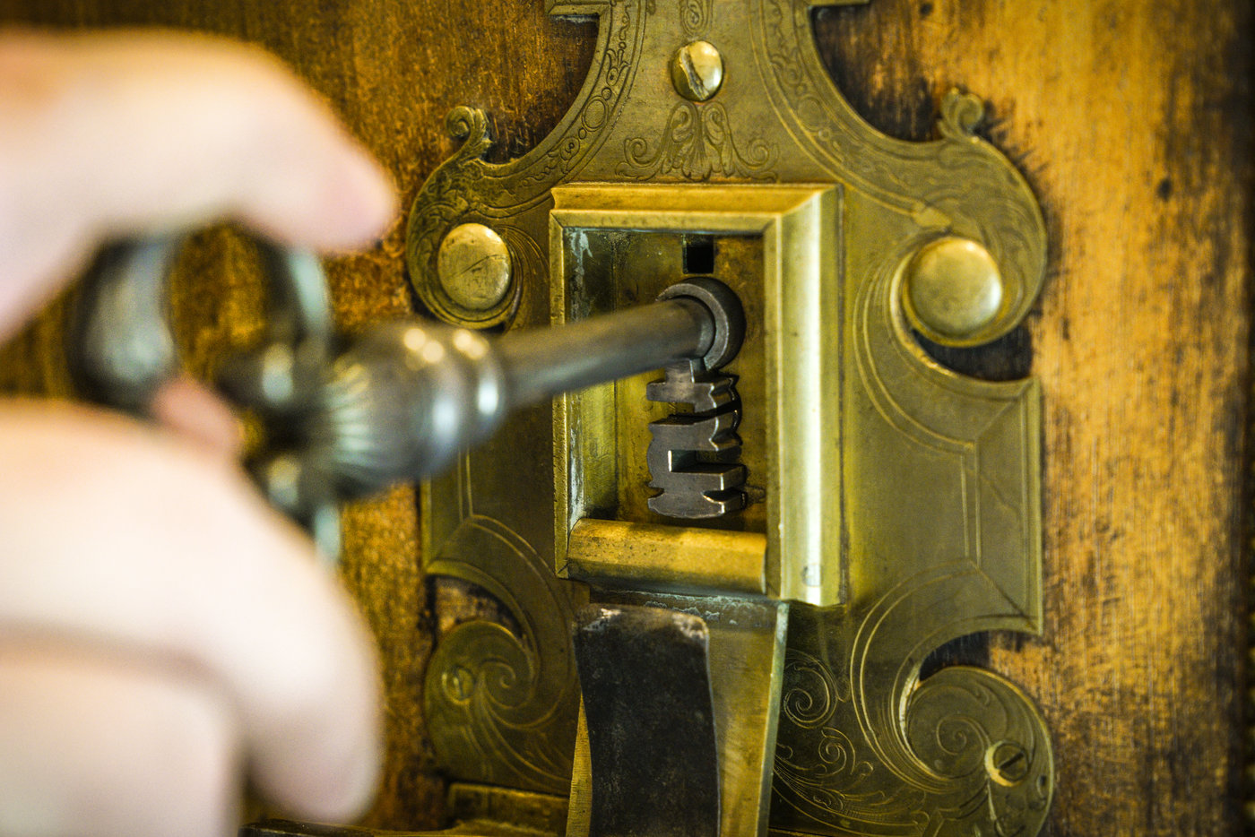 Détaillez notre service d'installation de serrures pour portes de chapelle, assurant la sécurité de votre lieu sacré.