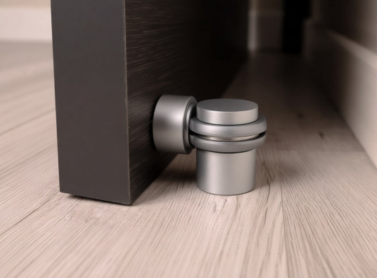 Butée de porte ronde argentée sur parquet