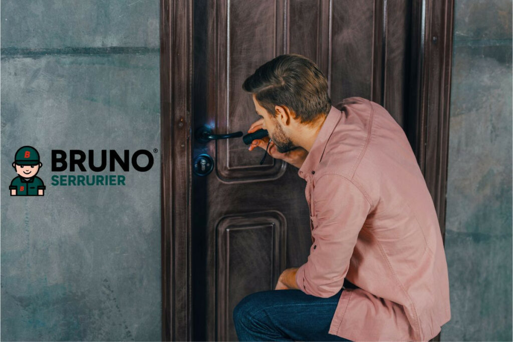Serrurier de chez Bruno Serrurier analyse la porte claquée d'un client avant intervention